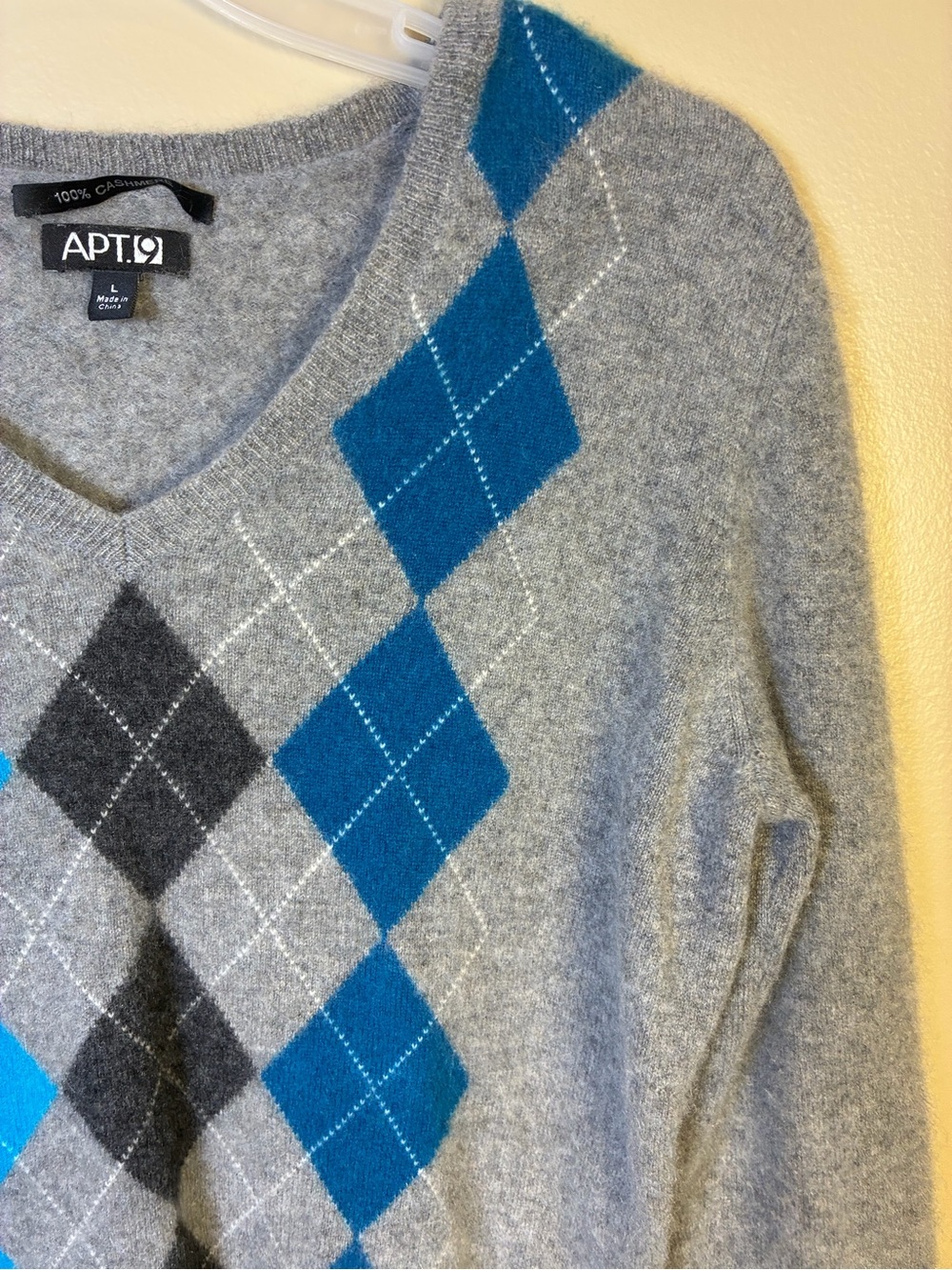 Apt. 9 100% Cashmere V Neck Argyle Pullover Sweater - Picture 2 of 11